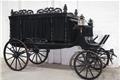 Begrafeniswagen met koetsierbank in het Karrenmuseum Essen